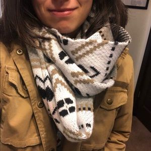 Chunky grey patterned scarf